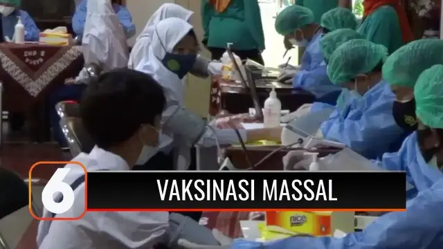 Ratusan warga antusias mengikuti kegiatan vaksinasi di halaman Masjid Hasyim Asy’ari, Cengkareng, Jakarta Barat, Senin (19/7). Kegiatan vaksinasi ini digelar PWNU DKI Jakarta.