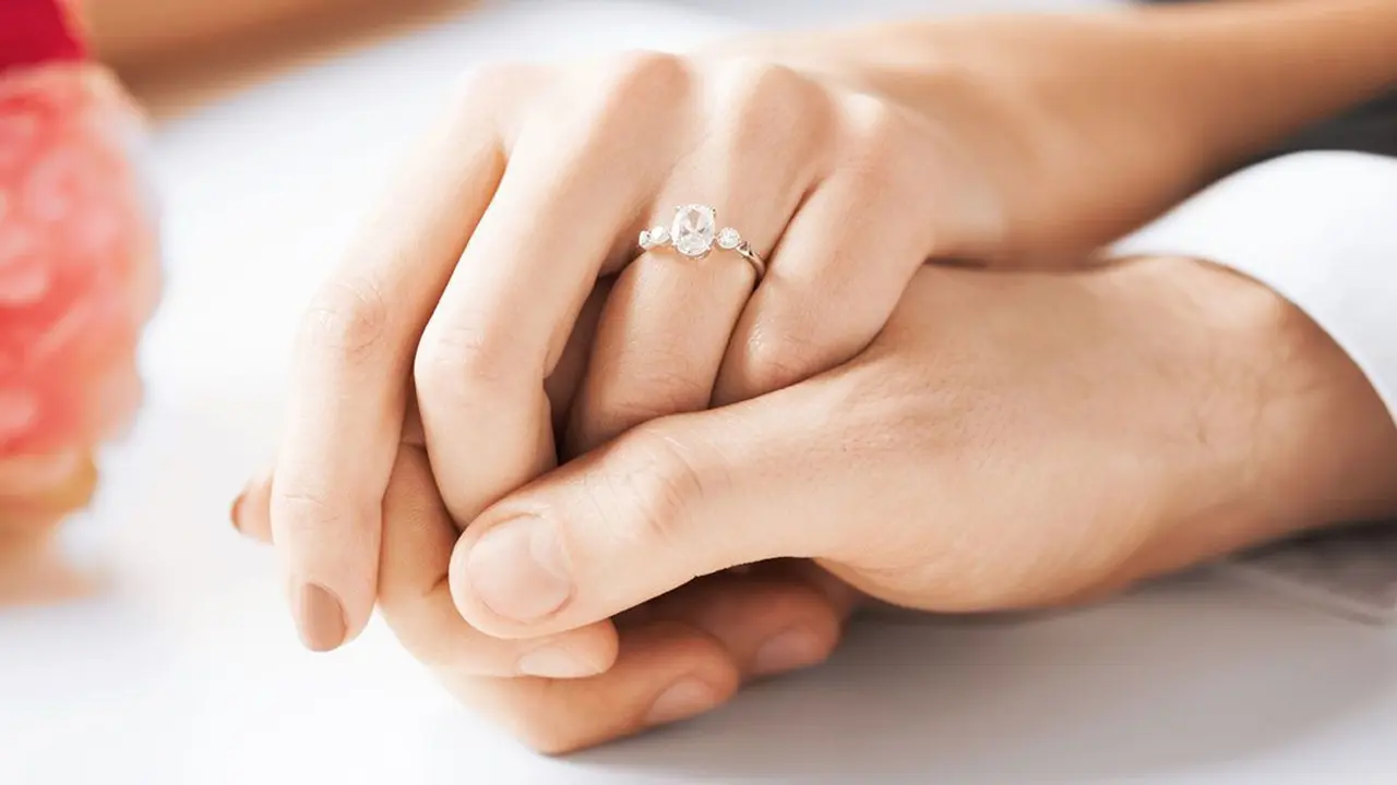 Demi Mencari Cincin Kawin yang Hilang, Pria Ini Menguras Danau