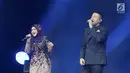 Penyanyi Siti Nurhaliza (kiri) berduet dengan Tulus dalam konser 'Dato Sri Siti Nurhaliza on Tour' di Istora Senayan, Jakarta, Kamis (21/2). Suara tepuk tangan dan teriakan penonton terdengar di tengah duet. (Fimela.com/Bambang E Ros)