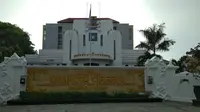 Penampakan Gedung Balai Kota Cirebon warisan Belanda disematkan logo Udang rebon. Foto (Liputan6.com / Panji Prayitno)
