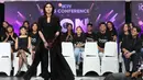 Nama-nama besar seperti Ahmad Dhani, Titi DJ, hingga Afgan dipastikan akan memberikan standar penilaian tinggi bagi para kontestan The Icon Indonesia. Tampak dalam foto, salah satu juri The Icon Indonesia, Isyana Sarasvati (berdiri), saat peluncuran ajang pencarian bakat The Icon Indonesia di SCTV Tower, Jakarta, Senin (6/4/2026). (Kapanlagi/Budy Santoso)