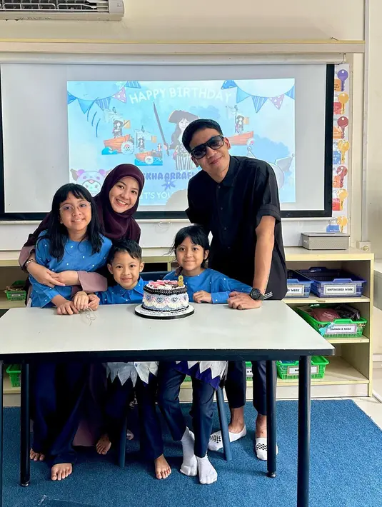 <p>Desta dan Natasha kompak memakai busana serba hitam. Tak lupa, Desta juga me-mention sang mantan istri dalam unggahannya. (Foto: Instagram/ desta80s)</p>