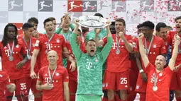 Manuel Neuer pernah meraskan dua kali meraih treble bersama Bayern Munchen. Treble pertama Die Roten diraih pada musim 2012-2013, saat Bayern masih dilatih Jupp Heyneckes. (Foto: AFP/John Macdougall)