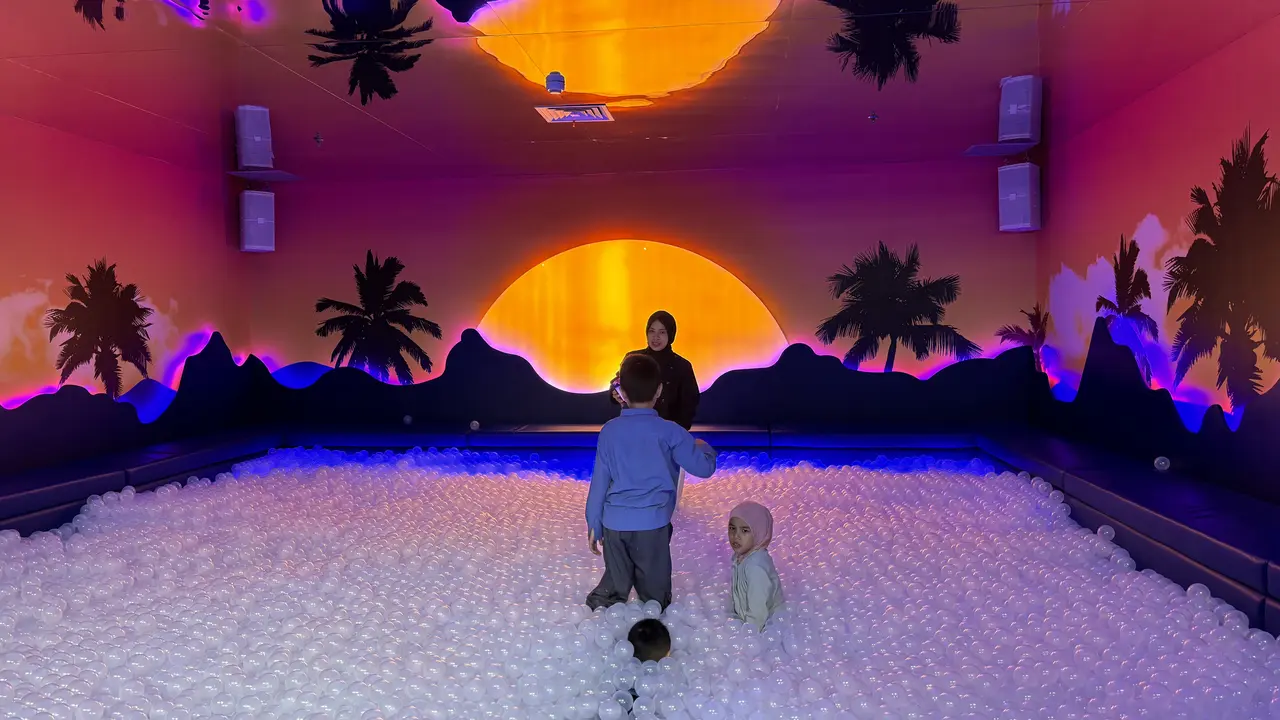 Dari Neon Nebula hingga Sunset Lagoon, Ini Instalasi di Dopamine Land Jakarta