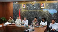 Menteri Koordinator Bidang Pangan Zulkifli Hasan dalam konferensi pers rapat bersama pejabat lintas instansi di Kantor Kemenko Pangan, Jakarta, Selasa (18/3/2025). (Maul/Liputan6.com)