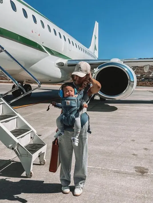 Simpel tapi chic, Nikita Willy memadukan tank top putih dengan baggy jeans dan sneakers [IG:indpriw].