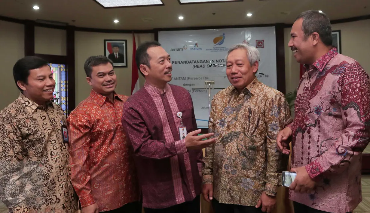  Deputi BUMN Bidang Usaha Pertambangan, Industri Strategis dan Media Fajar Harry Sampurno (tengah) usai  penandatanganan nota kesepahaman di Jakarta, Kamis (15/10/2015). Empat Perusahaan besar akan melakukan kerja sama. (Liputan6.com/Angga Yuniar)