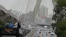 Ratusan pengemudi Uber saat unjuk rasa di Sao Paulo, Brasil (30/10). Mereka memprotes adanya aturan baru yang dibuat pemerintahannya dan dapat mengubah status mereka sama seperti taksi konvensional. (AP Photo / Andre Penner)