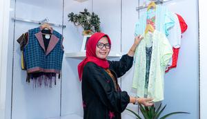 Lusy Rachmat bersama koleksi fashion Kriti by Lusy.