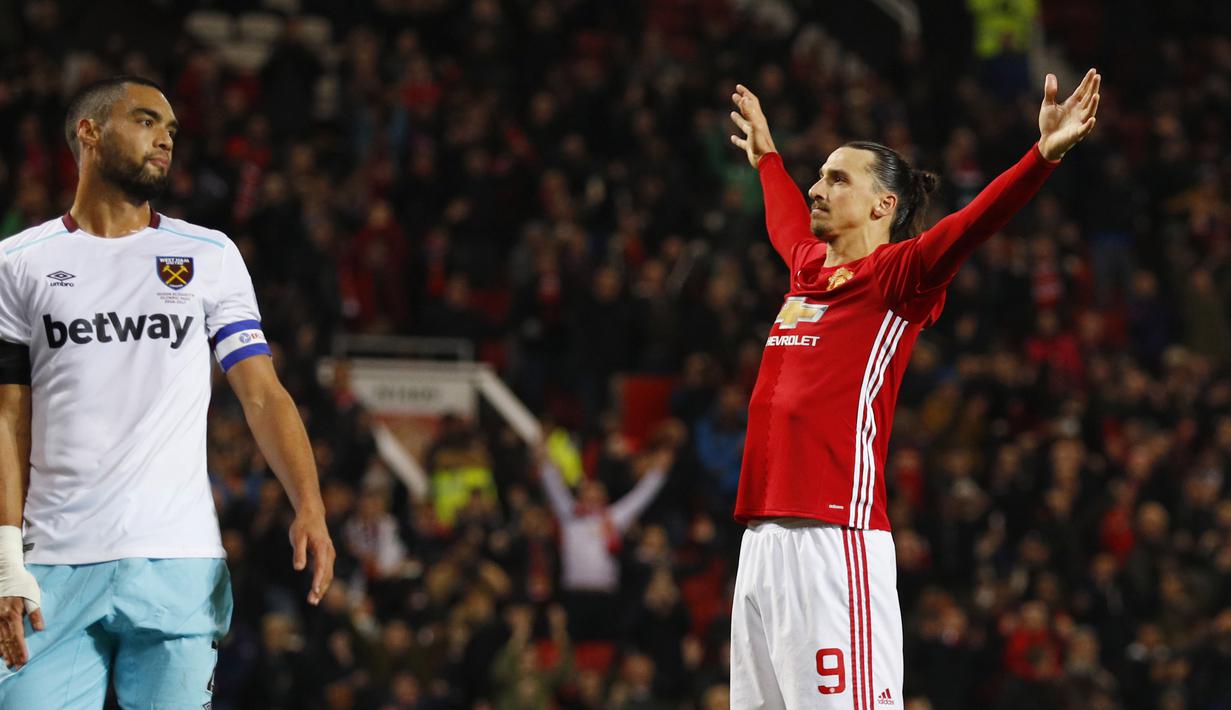 Bintang Manchester United, Zlatan Ibrahimovic merayakan gol ke gawang West Ham United pada laga Piala Liga Inggris di Stadion Old Trafford, (30/11/2016). MU menang 4-1. (Reuters/Phil Noble)
