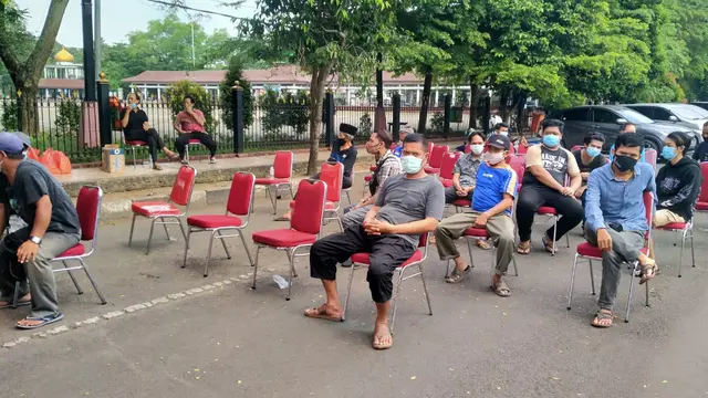 Masyarakat Pelanggar Prokes Menunggu Sidang Di Alun-alun Barat Kota Serang, Banten. (Rabu, 07/07/2021). (Dokumentasi Polres Serang Kota).