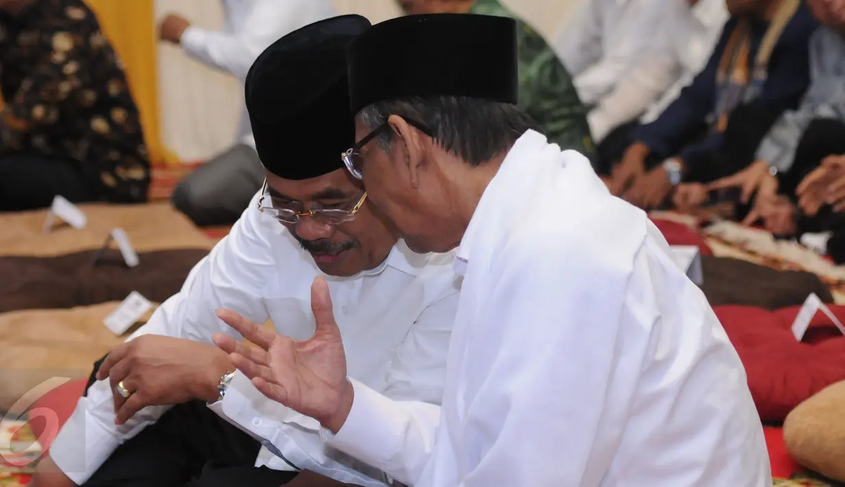 Jaksa Agung HM Prasetyo berbincang dengan Anggota Dewan Pertimbangan Presiden KH Hasyim Muzadi jelang buka puasa bersama Partai Nasdem di Jakarta, Selasa (7/6/2016). Acara juga dihadiri Presiden Joko Widodo. (Liputan6.com/Helmi Fithriansyah)