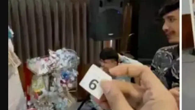 Momen Unik Pernikahan Beri Suvenir Tamu Undangan dengan Sistem Nomor.