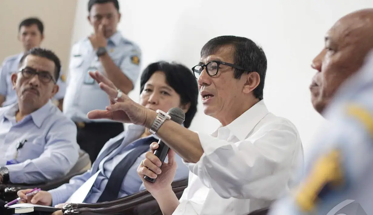 Menteri Hukum dan HAM Yasonna Laoly menjawab pertanyaan wartawan mengenai dualisme kepimpinan Partai Golkar, Jakarta, Selasa (16/12/2014) (Liputan6.com/Faizal Fanani)
