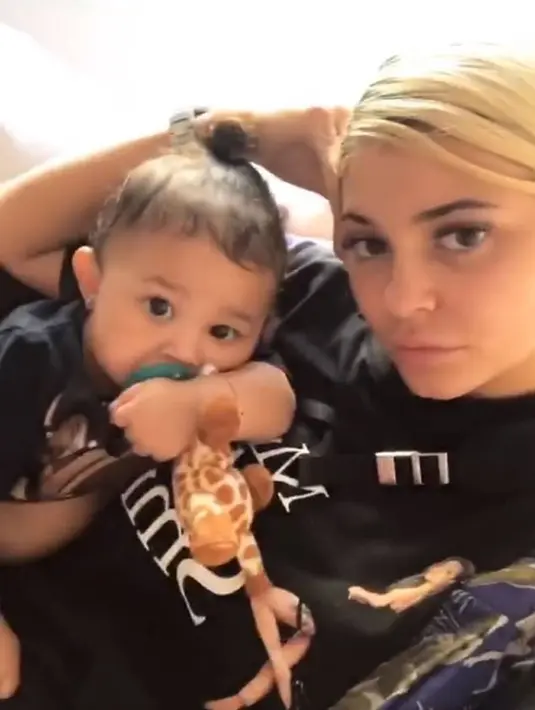Lalu dalam sebah video, Kylie memperlihatkan dirinya yang bersama Stormi dengan keterangan "sekarang ia marah padaku." (instagram/kyliejenner)