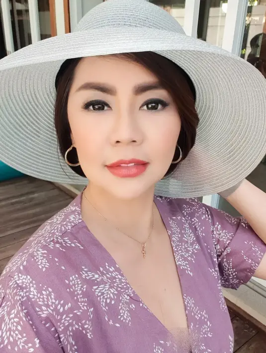 Tampil awet muda, tidak disangka usia Tessa sudah memasuki pertengahan kepala empat. Saat pamer foto selfie, ia pun banjir pujian. Putri dari musikus Indonesia, Arthur Kaunang ini tampil fresh dengan makeup flawless. Aksesori anting dan kalung juga membuatnya tambah menawan. (Liputan6.com/IG/@tessakaunang_tuiit)