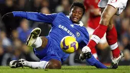 Chelsea's John Obi Mikel slides to intercept the ball from Arsenal's Dutch player Robin van Persie during the Premiership match at Stamford Bridge in London on November 30, 2008. AFP PHOTO/Adrian Dennis
