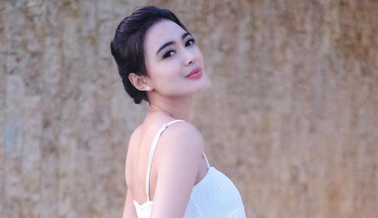 <p>Kecantikan pedandgut asal Bogor Wika Salim memang tak ada habisnya mencuri perhatian netizen. penampilan terbaru Wika Salim mengenakan dress putih di pantai selalu membuat mata yang melihat terpesona. (Instagram/wikasalim)</p>