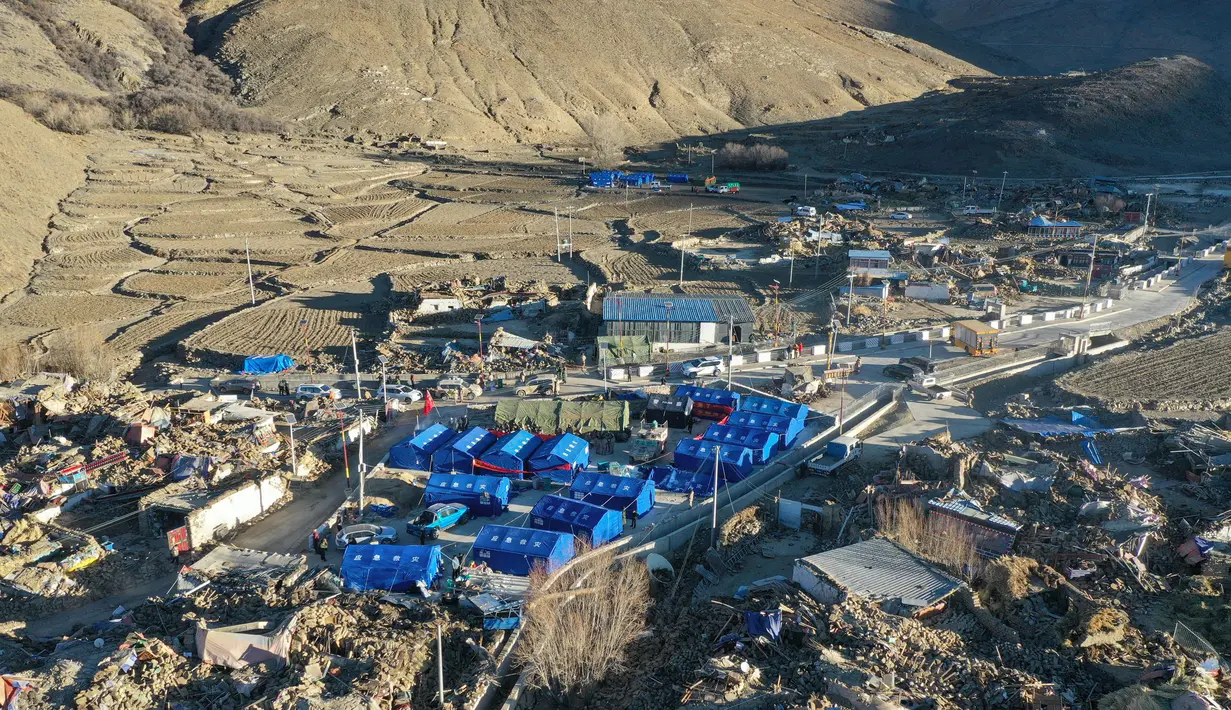 187 lokasi relokasi telah disiapkan otoritas setempat, dan ribuan tenda dibangun sebagai tempat berlindung sementara bagi ribuan korban. (CNS/AFP/China OUT)