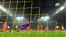 Namun kedudukan berubah tiga menit sebelum berakhirnya waktu normal babak kedua. Joshua Kimmich berhasil menceploskan bola ke gawang Dortmund dengan memanfaatkan kemelut di depan gawang. (AFP/Ina Fassbender)