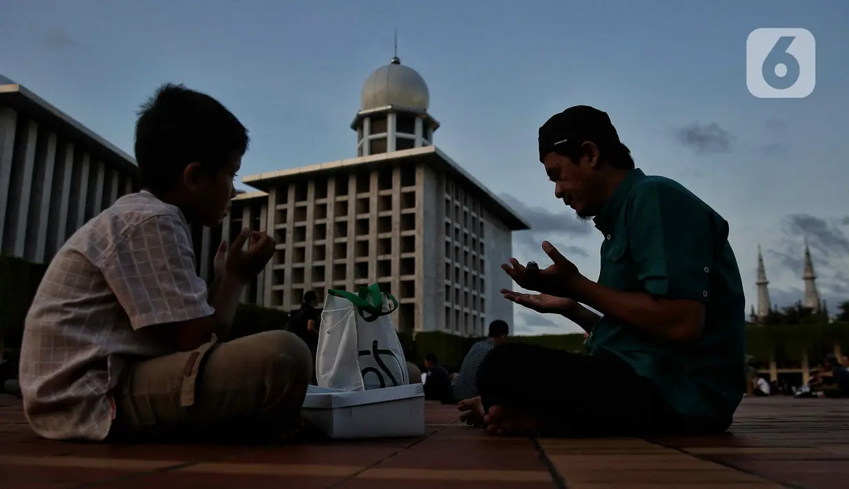 Sebelum berbuka, Jemaah Masjid Istiqlal Jakarta yang datang terlebih dahulu bisa mendengarkan ceramah atau membaca kitab suci Al Quran sambil menunggu waktu berbuka. (Liputan6.com/Angga Yuniar)