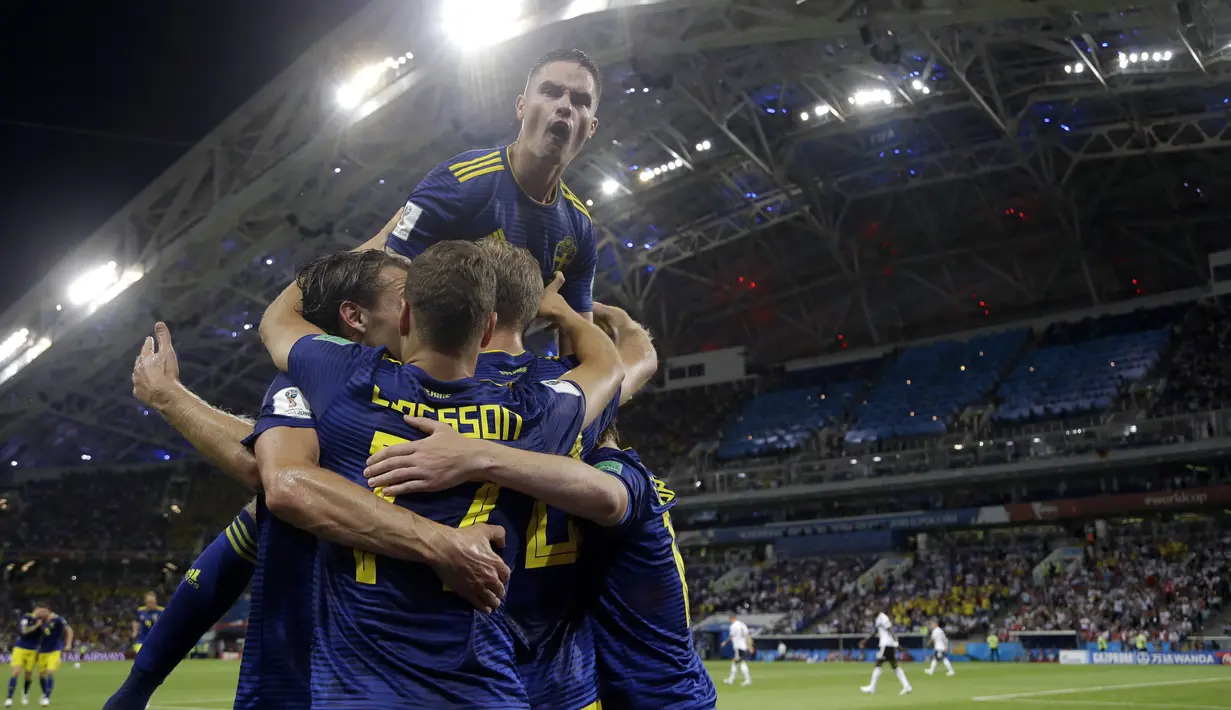 Para pemain Swedia merayakan gol yang dicetak Ola Toivonen ke gawang Jerman pada laga grup F Piala Dunia di Stadion Fisht, Sochi, Sabtu (23/6/2018). Jerman menang 2-1 atas Swedia. (AP/Thanassis Stavrakis)