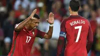 Dua pemain tim nasional Portugal Luis Nani (kiri) dan Cristiano Ronaldo (kanan). (AFP/Martin Bureau)