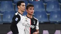 Penyerang Juventus, Paulo Dybala (kanan) berselebrasi dengan Cristiano Ronaldo usai mencetak gol ke gawang Sampdoria pada pertandingan lanjutan Liga Serie A Italia di stadion Luigi-Ferraris di Genoa (18/12/2019). Juventus menang tipis 2-1 atas Sampdoria. (AFP/Marco Bertorello)
