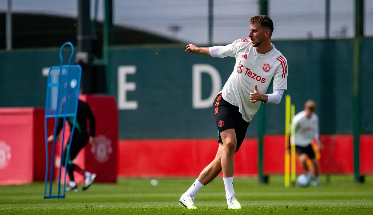 Pemain Manchester United, Mason Mount, hadir dalam latihan perdana jelang mengarungi musim 2023/2024 yang berlangsung di Carrington, Jumat (7/7/2023). (Twitter/@ManUtd)