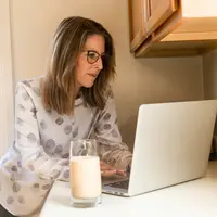 Hadirnya orangtua pada masa perkembangan anak menjadi momen yang sangat penting, akan tetapi tidak semua orangtua dapat terus ada setiap saat di sisi anak dikarenakan bekerja misalnya. (Foto: Pexels.com/LinkedIn Sales Navigator)