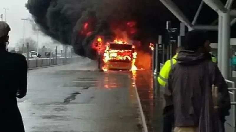 Kebakaran bus di Bandara Stansted, London, Inggris. (AFP)