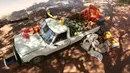 Seorang pria menata buah dan sayuran di mobilnya saat berjualan di sisi jalan yang sibuk di Harare, 7 Juli 2020. Mobil menjadi pasar bergerak di mana penduduk Zimbabwe menjual barang dagangan dari kendaraan untuk mengatasi kesulitan ekonomi yang disebabkan Covid-19 (AP Photo/Tsvangirayi Mukwazhi)