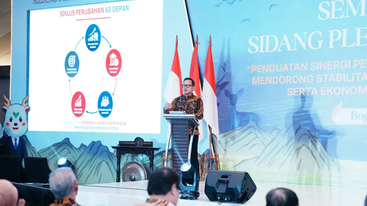 Wamendagri Bima Arya menjadi pembicara dalam Seminar Nasional Ikatan Sarjana Ekonomi Indonesia (ISEI) di IPB International Convention Center Botani Square.