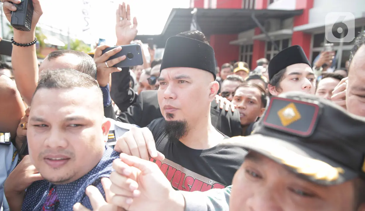 Musikus Ahmad Dhani melangkah bebas dari LP Cipinang, Jakarta Timur, Senin (30/12/2019). Usai bebas, Ahmad Dhani yang dijemput keluarganya yakni sang istri Mulan Jameela dan ketiga anaknya langsung bergerak menuju kediamannya di Pondok Indah. (Liputan6.com/Faizal Fanani)