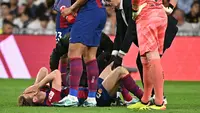 Gelandang Barcelona, Frenkie de Jong, mengalami cedera saat timnya takluk 2-3 dari Real Madrid pada laga pekan ke-32 La Liga di Santiago Bernabeu, Senin (22/4/2024) dini hari WIB. (AFP/Javier Soriano)
