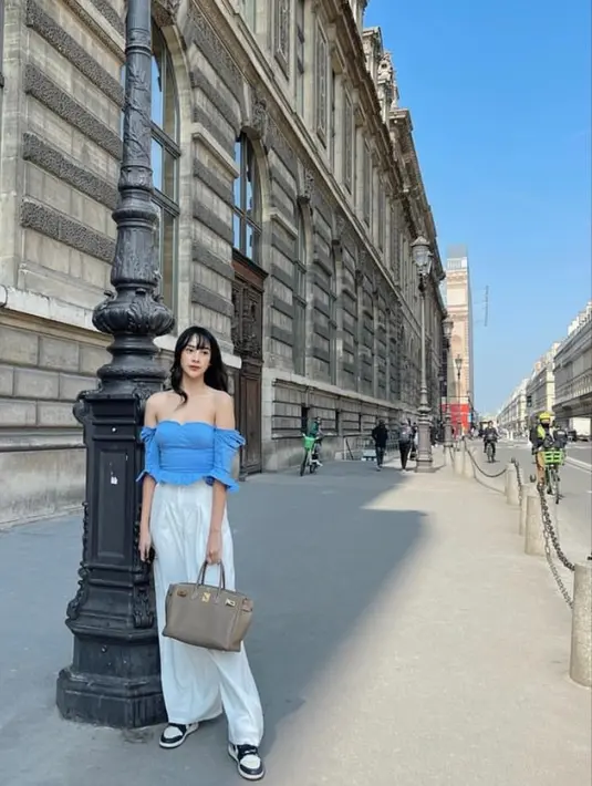 Padu padan off shoulder top warna biru dengan celana kulot warna putih, ditambah sneakers bikin tampilan kasual Anya Geraldine terlihat manis. @anyageraldine.