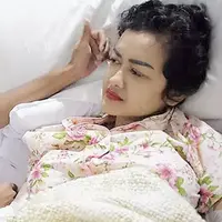 Ruben mengusap air mata Jupe yang mulai mengalir membasahi pipinya. Bahkan, dalam keterangan foto lain, Jupe seakan tidak mau ditinggal Ruben. Melalui isyarat gengaman eratnya saat Ruben berpamitan. (Instagram/ruben_onsu)