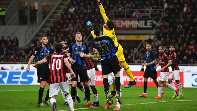Aksi penyelamatan dilakukan Gianluiggi Donarumma pada laga lanjutan Serie A yang berlangsung di Stadion San Siro, Milan, Senin (18/3). Inter Milan menang 3-2 atas AC Milan. (AFP/Miguel Medina)