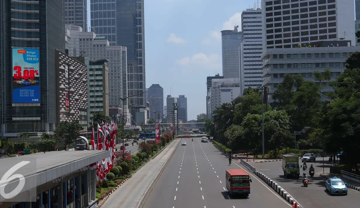 Suasana jalan lengang di Jakarta, Rabu (17/8). Peringatan HUT RI ke-71 membuat sejumlah ruas jalan di Jakarta menjadi lengang. (Liputan6.com/Angga Yuniar)