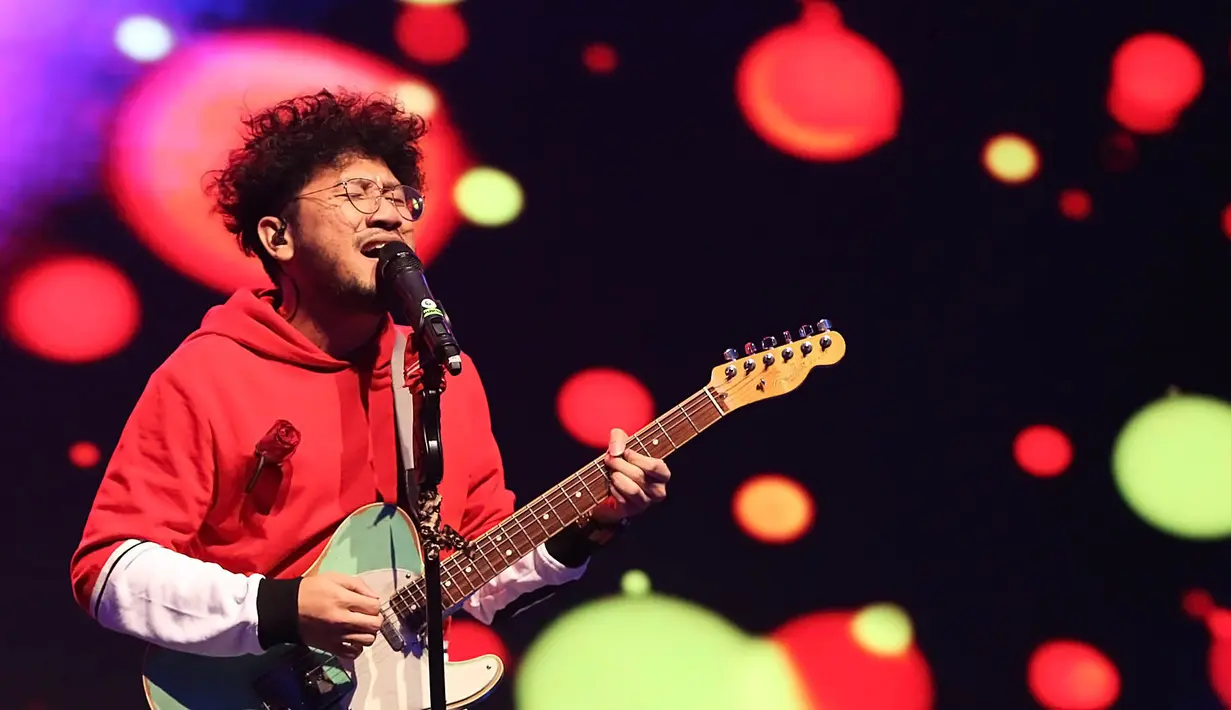 Lagu pertama dibawakan berjudul Akhir Bulan. "Selamat Malam," sapa Kunto Aji pada para penonton yang hadir. Setelah itu, ia kembali melanjutkan dengan lagu Ekspektasi. (Bambang E Ros/Bintang.com)