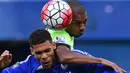 Pemain Manchester City, Fernandinho (kanan), berebut bola dengan pemain Chelsea, Ruben Loftus-Cheek, pada lanjutan Liga Inggris di Stadion Stamford Bridge, London, Sabtu (16/4/2016). (AFP/Ben Stansall)