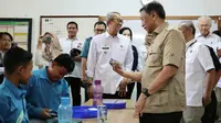 Watimpres Wiranto meninjau uji coba makan siang bergizi gratis di salah satu sekolah wilayah Kota Cirebon. (Ist)