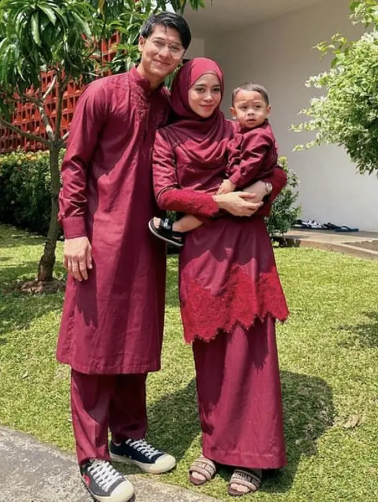Tampil kompak bersama keluarga, Lesti Kejora tampak menawan dibalut baju kurung warna merah maroon dengan aksen bordiran di tepian. [@lestikejora]
