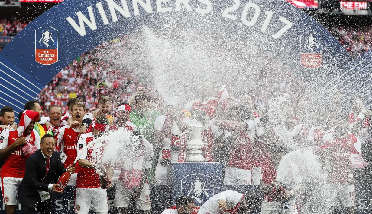 Arsenal keluar sebagai juara Piala FA 2016-2017 usai mengalahkan Chelsea 2-1 di Stadion Wembley, London, Sabtu (27/5). The Gunners pun berdiri soliter sebagai penguasa gelar terbanyak di ajang ini dengan 13 trofi. (AP Photo)