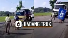 Bahkan ada sebuah truk muatan yang alami kecelakaan akibat aksi bocah-bocah tersebut.