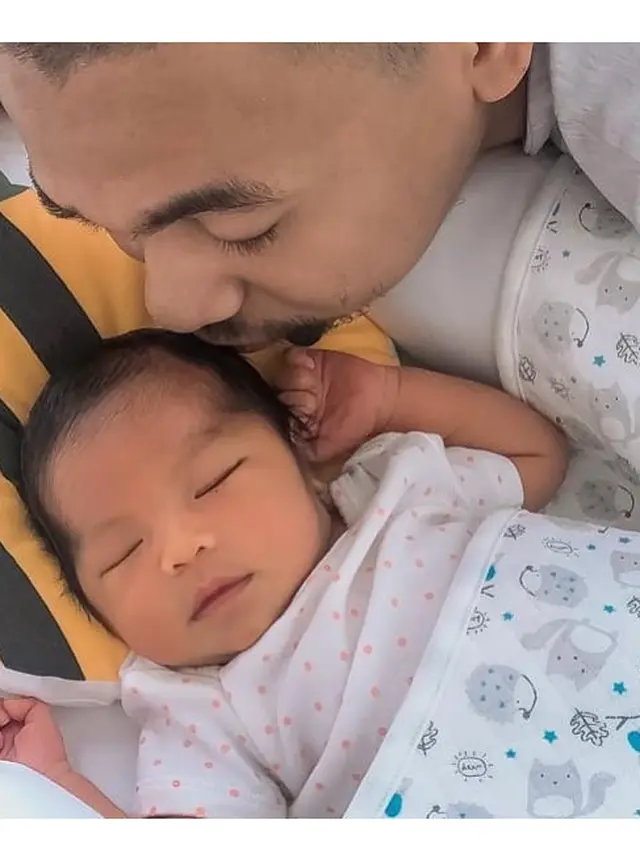 Momen Raditya Dika Saat Tidur Bersama Anaknya, Hot Daddy Banget
