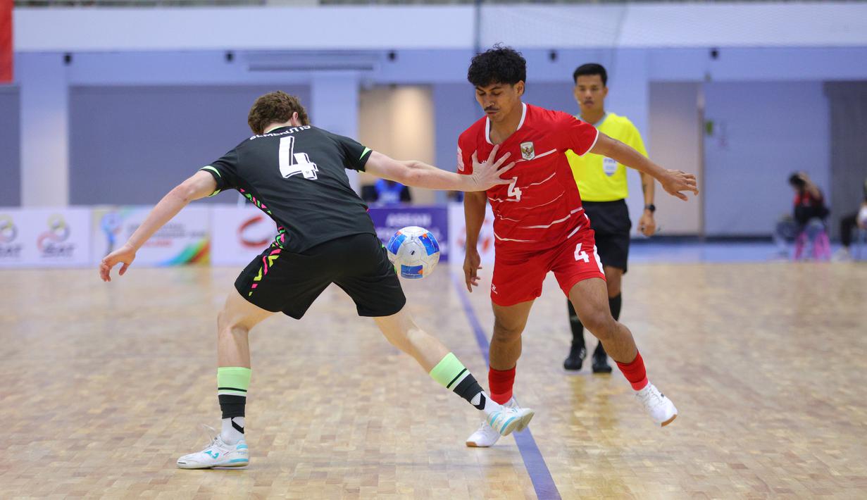 Pemain Timnas Futsal Indonesia, Pieter Everardus Masriat mencoba melewati pemain Australia pada laga terakhir Grup B Piala AFF Futsal 2026 di Nonthaburi Hall, Bangkok, Thailand, Rabu (8/4/2026) siang. (Dok. Federasi Futsal Indonesia)