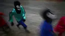 Sejumlah anak-anak mengenakan kostum dan topeng ikut memeriahkan festival "Cavalhadas" di Pirenopolis, Brasil (20/5). (AP Photo/Eraldo Peres)