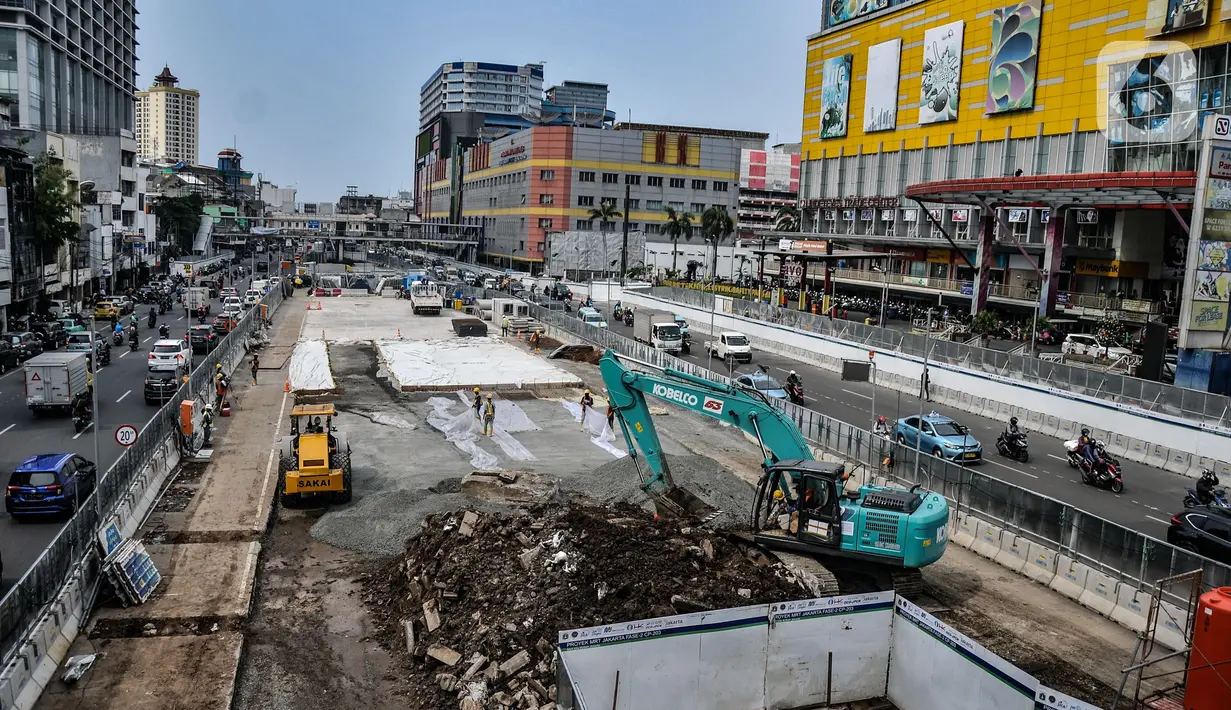 Suasana proyek Mass Rapid Transit (MRT) Fase 2 segmen CP203 Glodok-Kota di kawasan Glodok, Jakarta, Rabu (15/12/2021). Progres proyek MRT Fase 2 segmen CP203 Glodok-Kota saat ini baru mencapai 5,8 persen. (merdeka.com/Iqbal S. Nugroho)