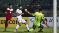 Bek Timnas Indonesia U-19, Samuel Christianson, berusaha melewati kiper Filipina U-19 pada laga Piala AFF U-18 di Stadion Thuwanna, Myanmar, Kamis (7/9/2017). Indonesia menang 9-0 atas Filipina. (AFP/Ye Aung Thu)